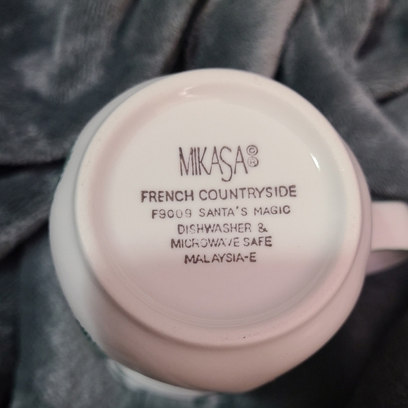 Mikasa French Countryside Santa's Magic mug - Picture 3 of 3